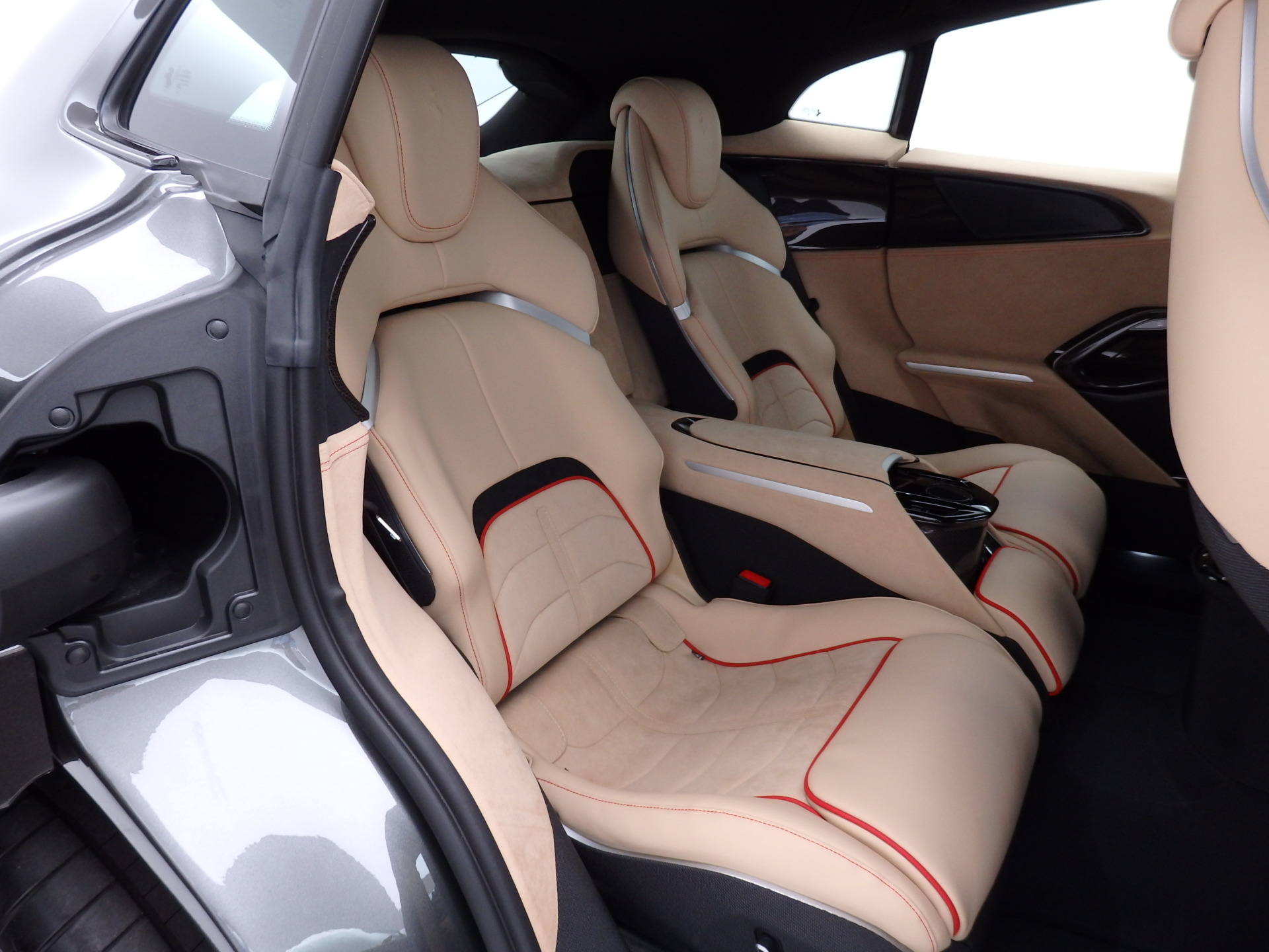 2024y FERRARI